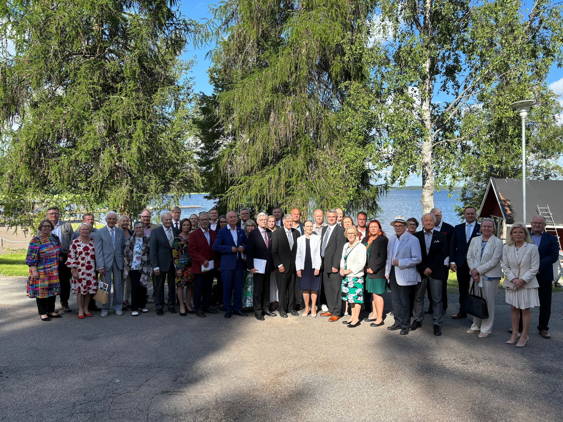 Valokuva Iitin klubin 40-vuotisjuhlakokoukseen osallistuneista 13.6.2024.