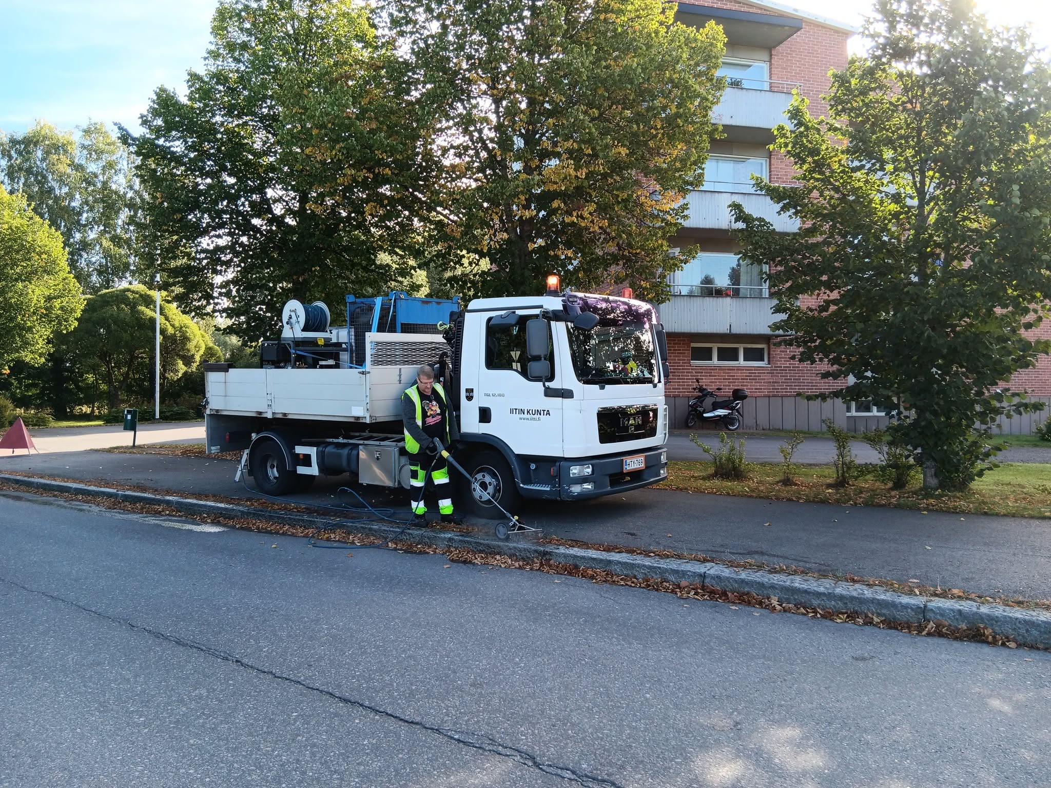 Kuvituskuva: rikkaruohojen killeröintiä Kausalassa syyskuussa 2026